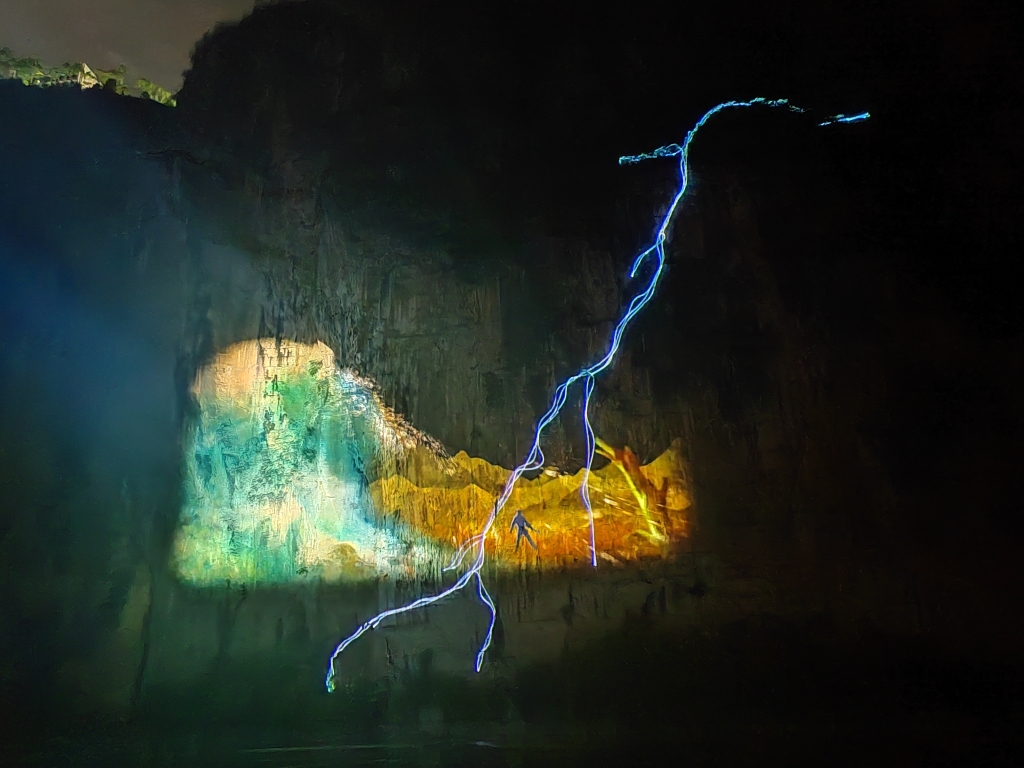 情境夜游《三峡之光》以光影为笔，以崖壁为卷，演绎长江三峡文化的起源与发展。李子月 摄1