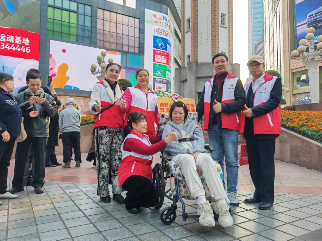 Liu Jie and the volunteers took a group photo.