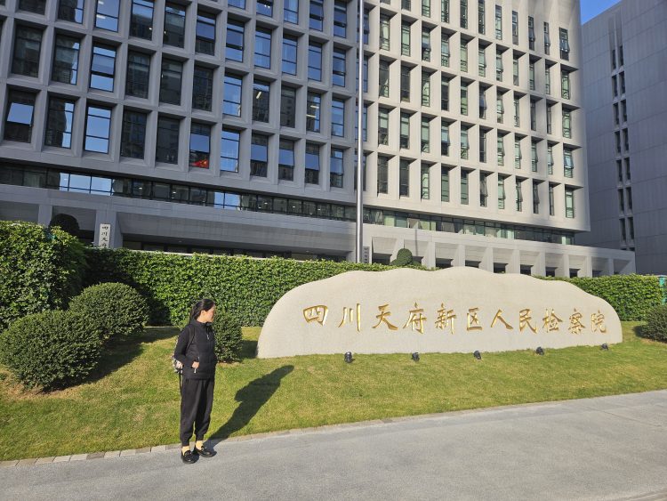 成都15岁少女KTV醉酒后从三楼坠落，鑫银汇KTV涉嫌组织未成年人有偿陪侍被刑事立案8