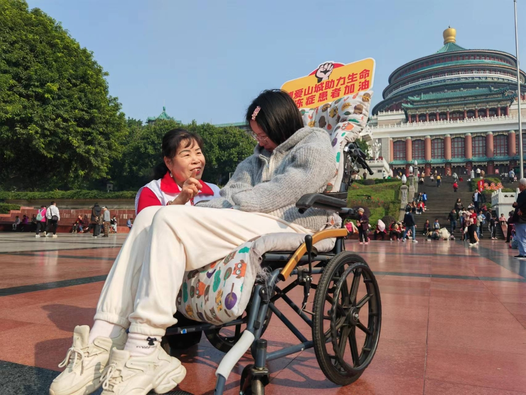 Liu Jie and the volunteer Chen Maoxiu