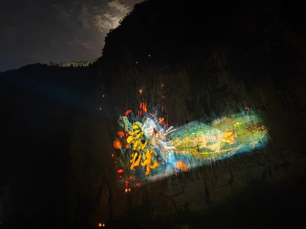 情境夜游《三峡之光》以光影为笔，以崖壁为卷，演绎长江三峡文化的起源与发展。李子月 摄