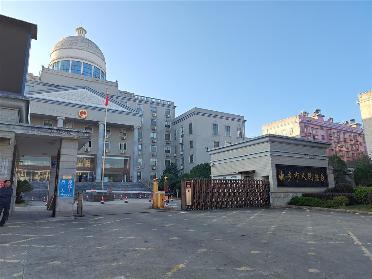 “派出所长索贿60万”背后的移民诈骗案开庭：有企业家称被诈骗2000万1