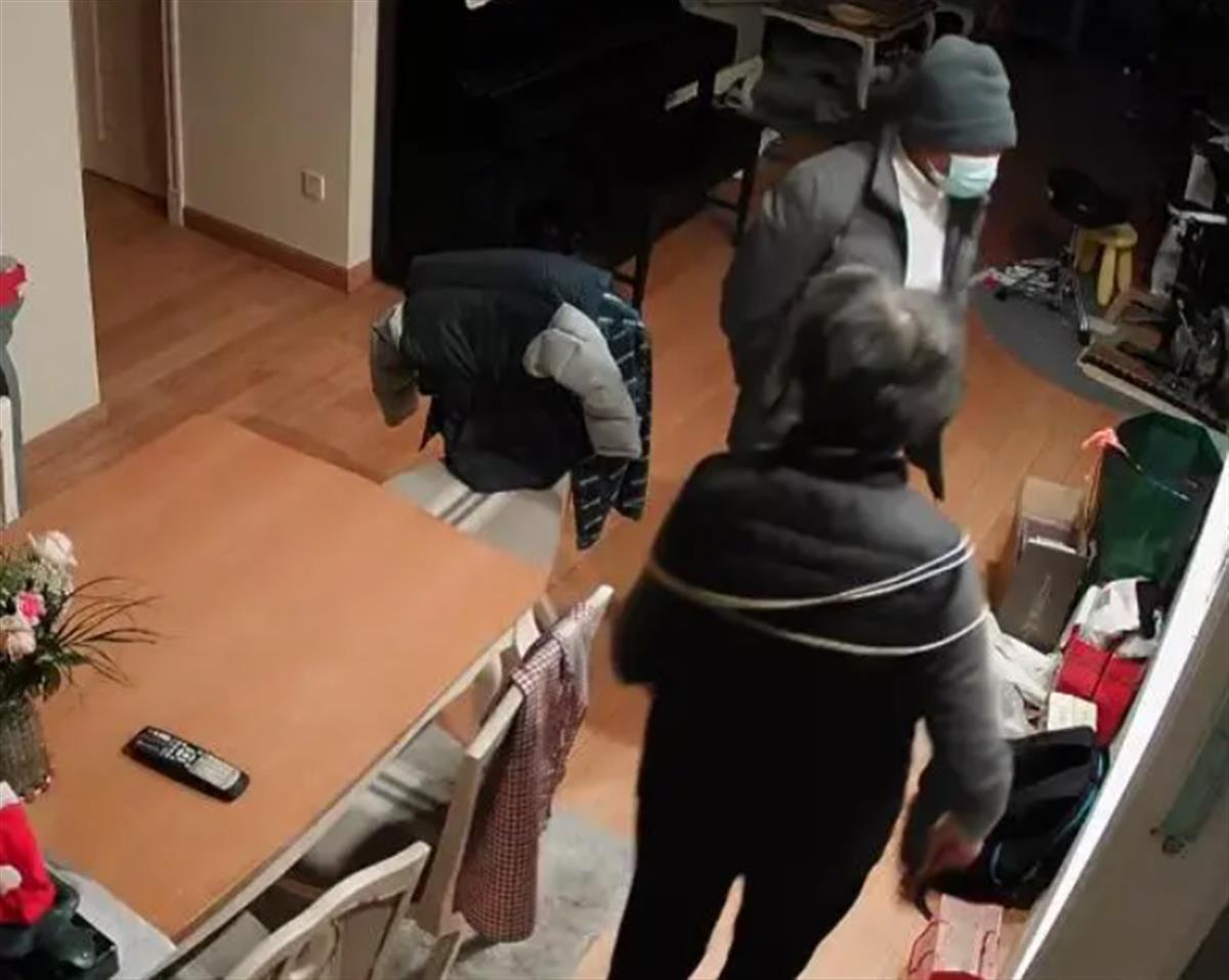 八旬老太面对入室持刀劫匪6小时机智应对，还给儿子发英文短信“don't come back”2