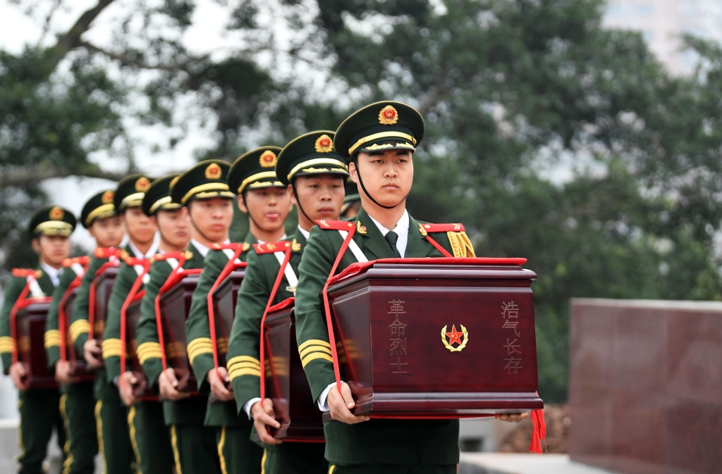 武警官兵正在转运烈士遗骸的棺椁。武警重庆总队执勤第一支队供图