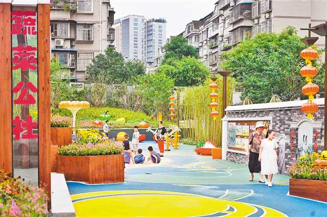 The photo taken on July 24 shows that residents visited the Vegetable Commute Pocket Park located in Songqing Avenue, Dadukou District. (Photographed by Liu Yini and Wang Haibei / Visual Chongqing)