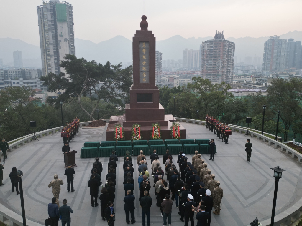 烈士忠骨安葬仪式现场。武警重庆总队执勤第一支队供图