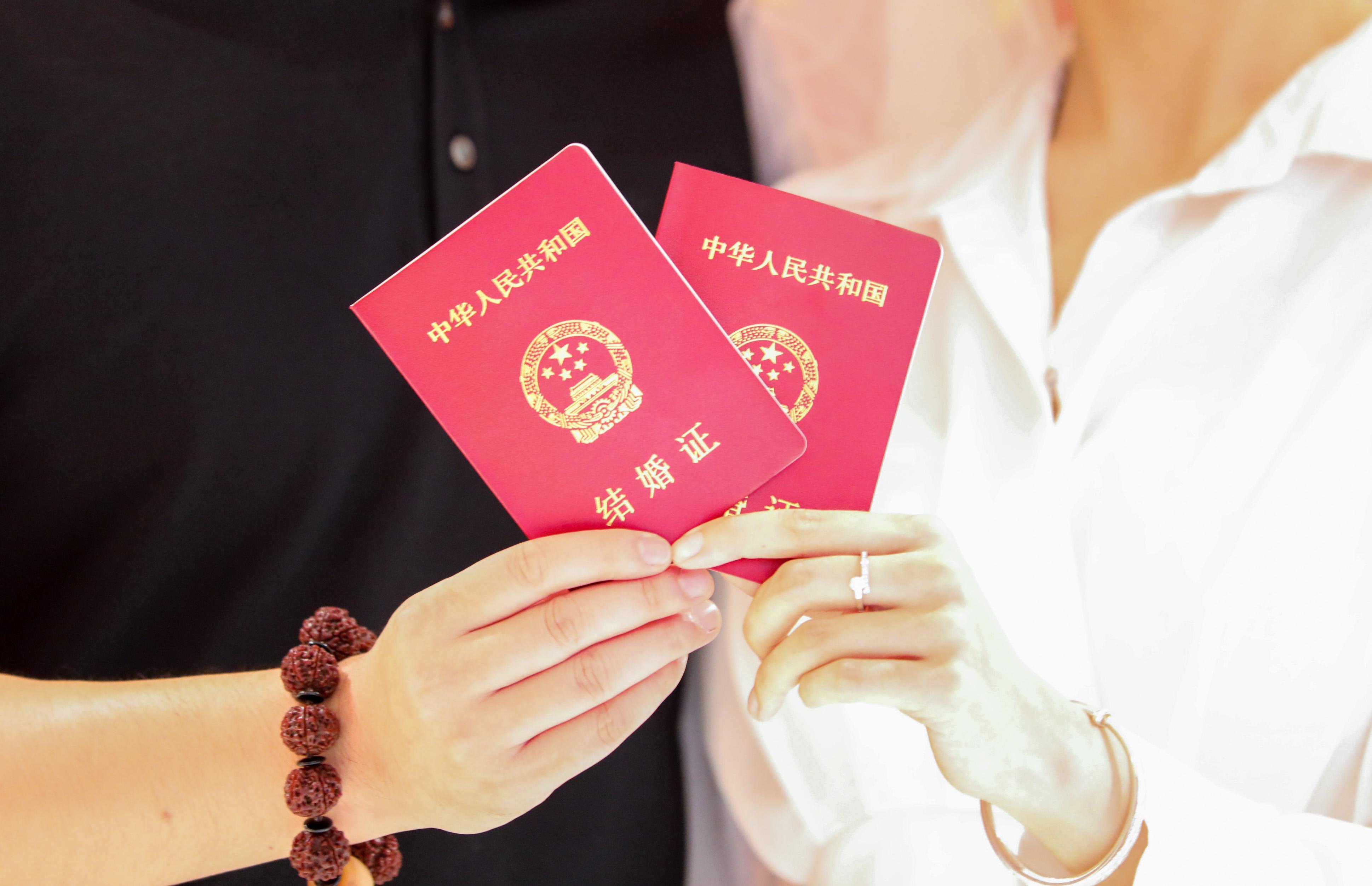 初婚人数9年间减少55.9%,晚婚为何越来越普遍?记者采访发现→