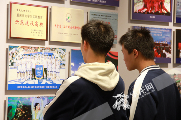 在重庆文理学院校史馆“峻德馆”，高中生们了解校园文化。华龙网 张颖绿荞 摄