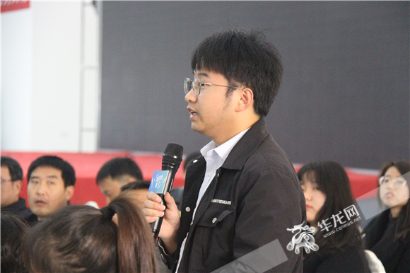 企业代表提问。华龙网记者 刘柳 摄