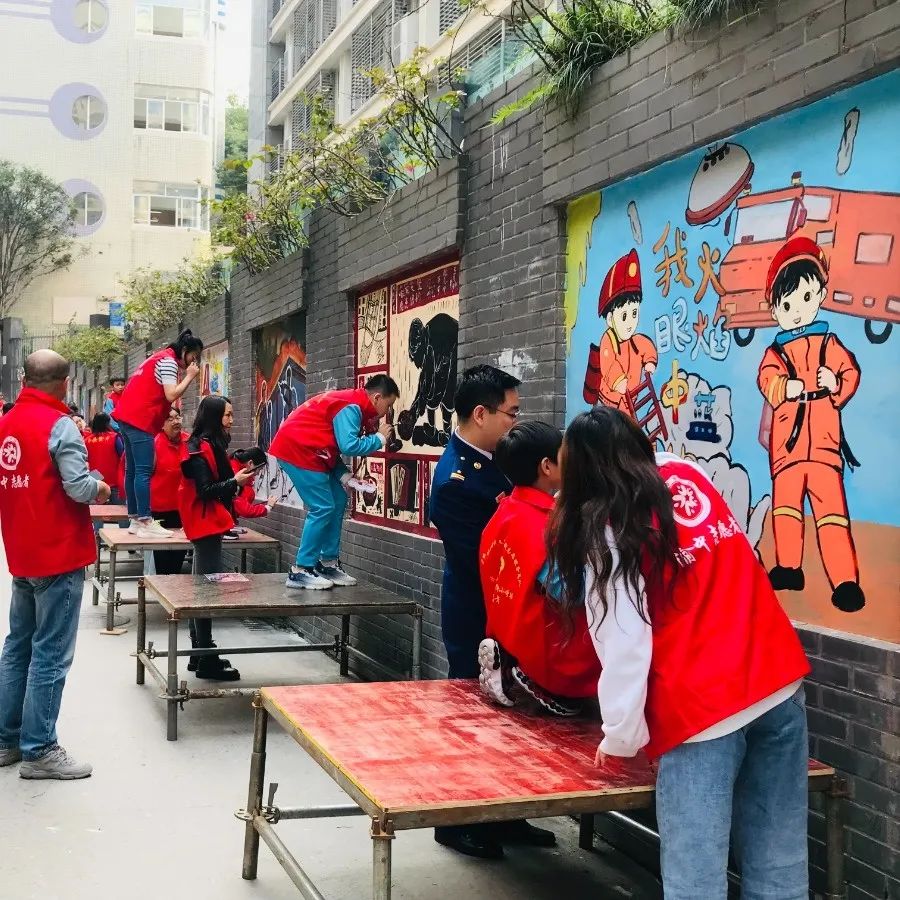 学生们正在绘制消防绘画墙。渝中区消防救援支队供图 华龙网发