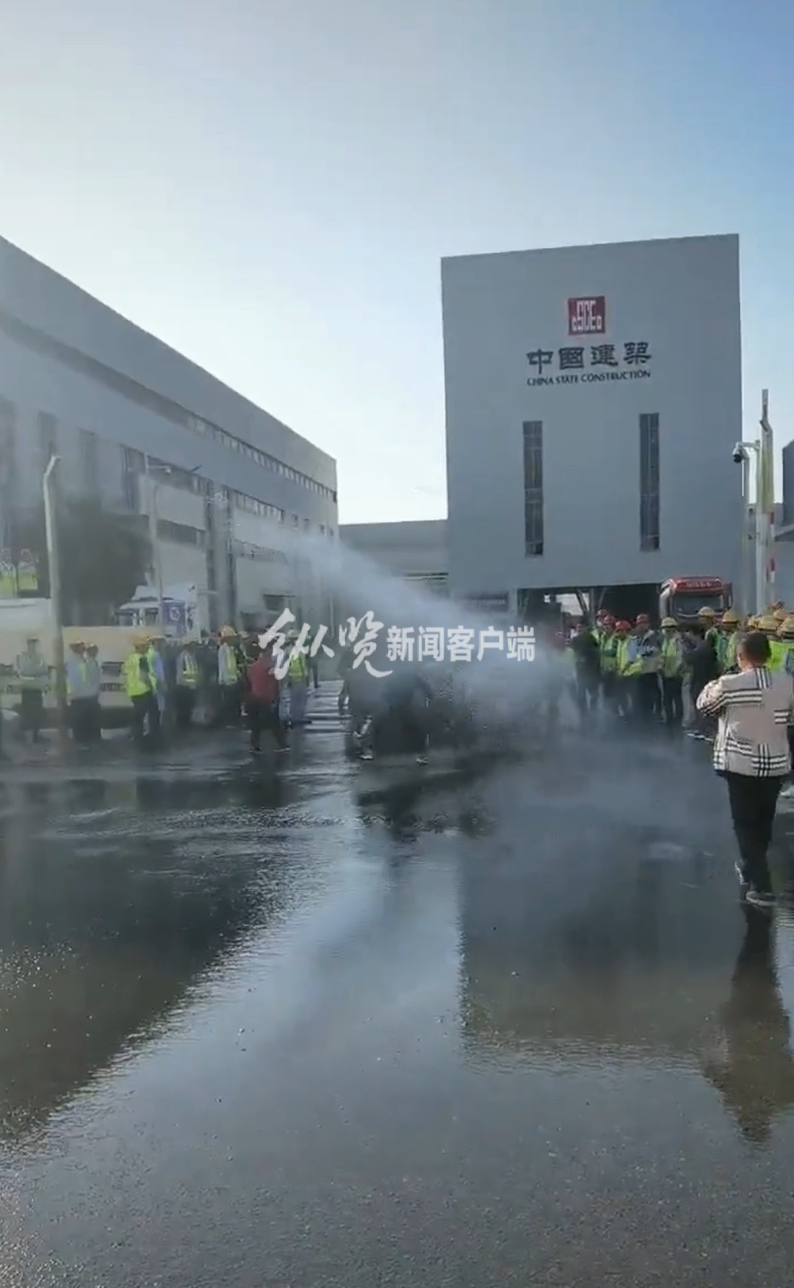 珠海一企业用水枪驱赶讨薪工人？管委会：工资系劳务公司拖欠1