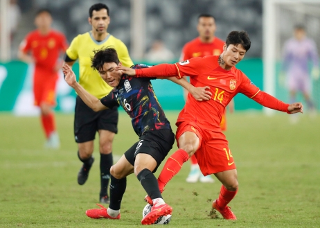 中国队球员陈蒲（右）与韩国队球员黄仁范拼抢。新华社记者 贾浩成 摄