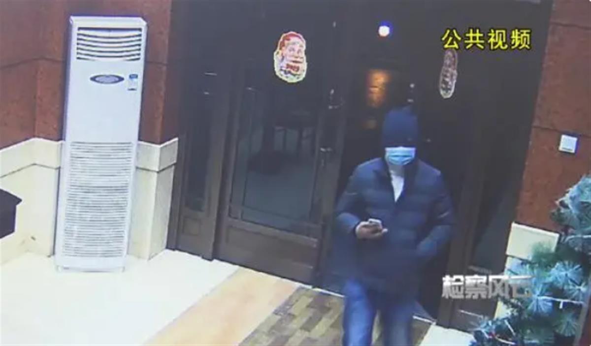 八旬老太面对入室持刀劫匪6小时机智应对，还给儿子发英文短信“don't come back”1
