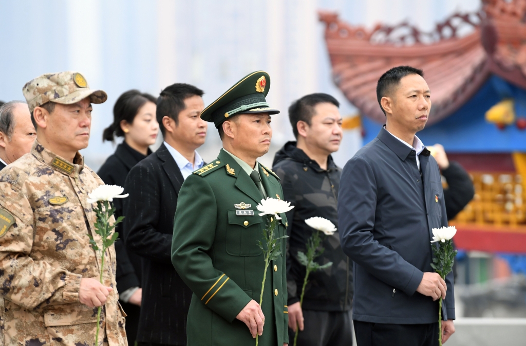 社会各界向烈士献花。武警重庆总队执勤第一支队供图