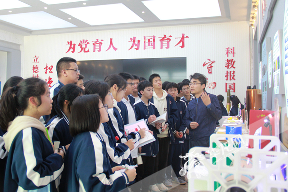 11月22日，来自重庆文理学院附属中学校的130余名学生走进重庆文理学院，沉浸式体验高校学习生活。华龙网 张颖绿荞 摄