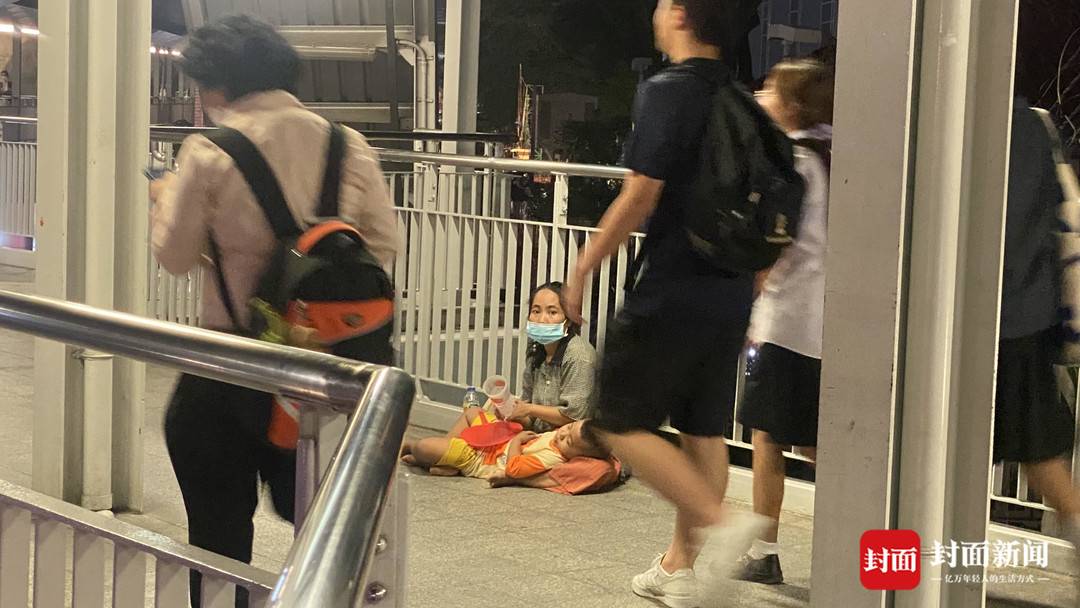 曼谷街头现中国籍毁容乞讨者 记者实地探访：在泰国乞讨违法 街头发现不同国籍面孔的乞讨者5