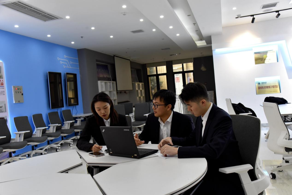 国网綦江供电公司QC小组成员正在讨论研究课题。通讯员 张静 摄