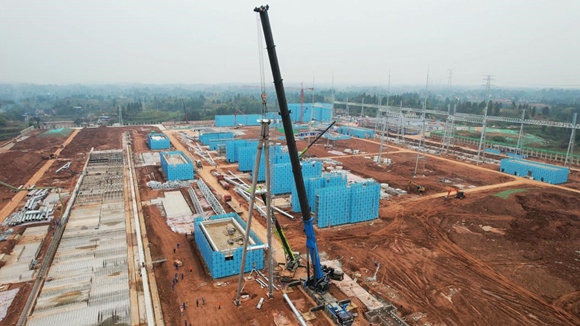 铜梁1000千伏变电站新建工程1000千伏钢构架正在进行吊装作业。    国网重庆市电力公司供图