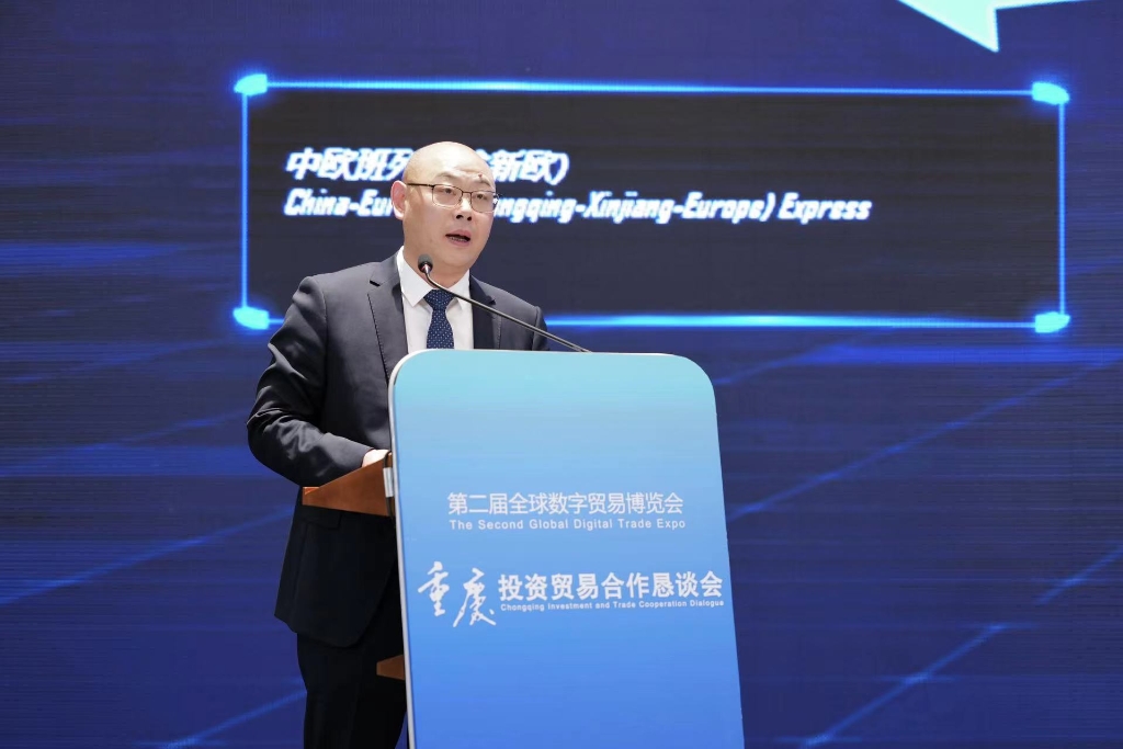 重庆两江新区管委会副主任许宏球作“数字两江  链接未来”推介。