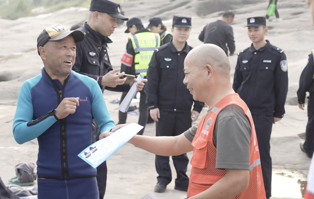 民警介绍防溺水安全知识。警方供图