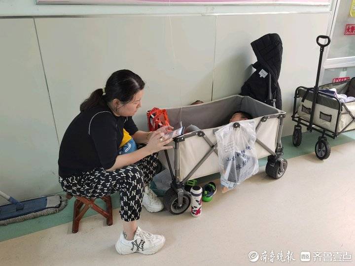 “露营车”扎堆儿科急诊室！医院日接诊量破千，有家长请年假陪诊2