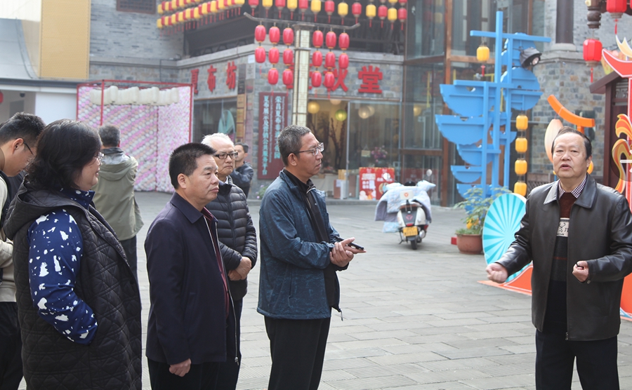 唐瑾（左一）率队在荣昌夏布小镇采访。华龙网记者 曹建 摄