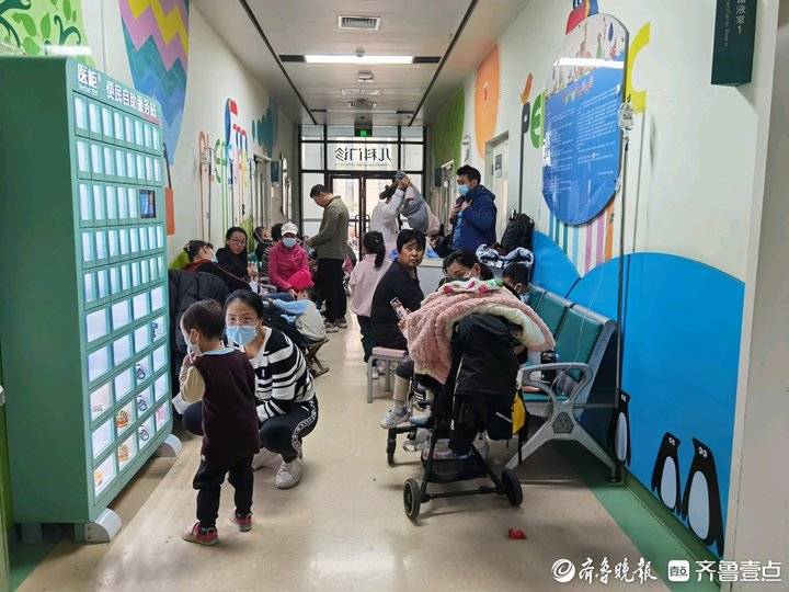 “露营车”扎堆儿科急诊室！医院日接诊量破千，有家长请年假陪诊1