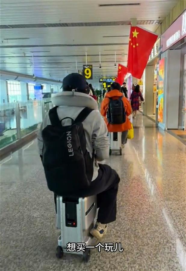 女子骑电动行李箱上街被拦，反问“你来接我上班吗”？交警：酿成交通事故或被判全责2