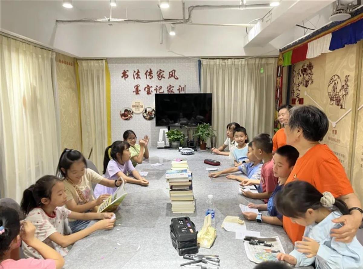 “共享奶奶”全国多地开花,每天风雨无阻无偿接孩子放学,进一步延伸邻里互助3