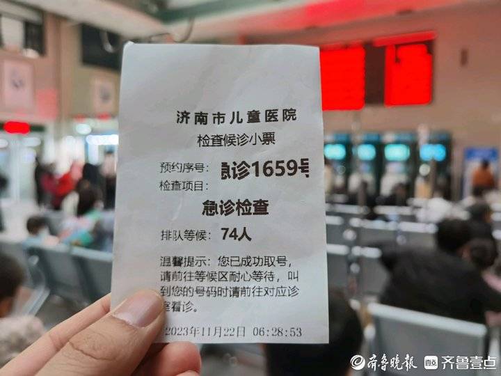 “露营车”扎堆儿科急诊室！医院日接诊量破千，有家长请年假陪诊4
