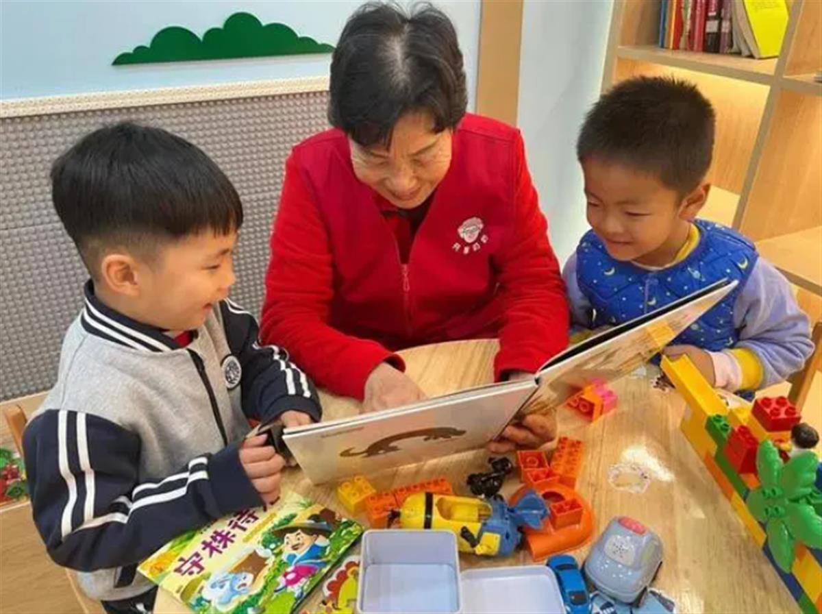 “共享奶奶”全国多地开花,每天风雨无阻无偿接孩子放学,进一步延伸邻里互助2