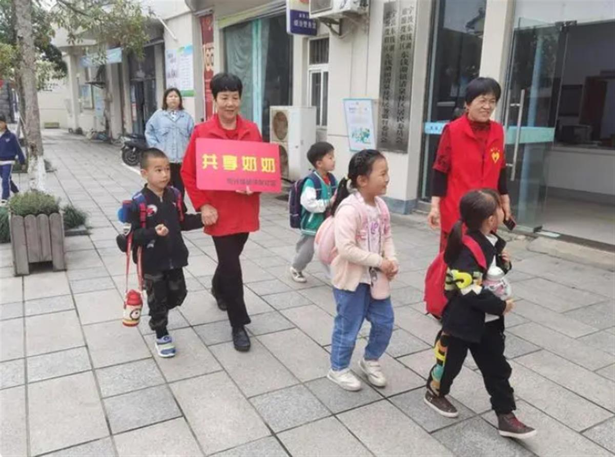 “共享奶奶”全国多地开花,每天风雨无阻无偿接孩子放学,进一步延伸邻里互助1