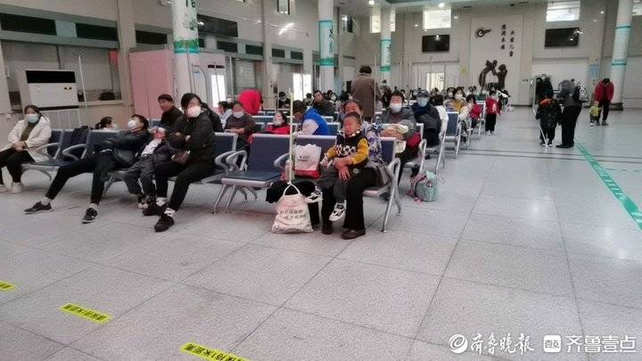 “露营车”扎堆儿科急诊室！医院日接诊量破千，有家长请年假陪诊5