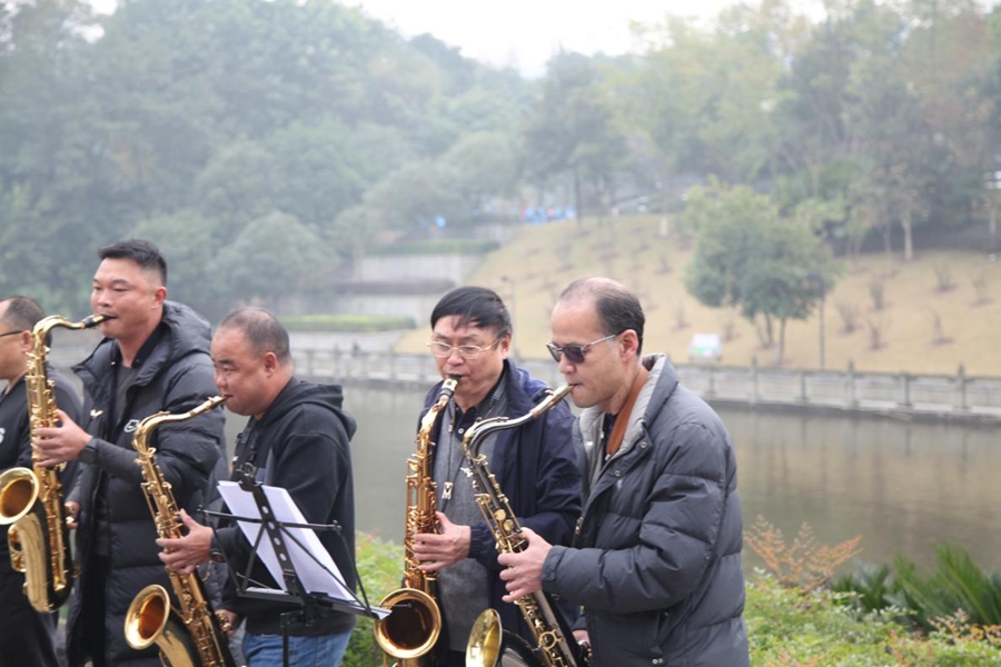 音乐爱好者在正在荣峰河练习。华龙网记者 曹建 摄