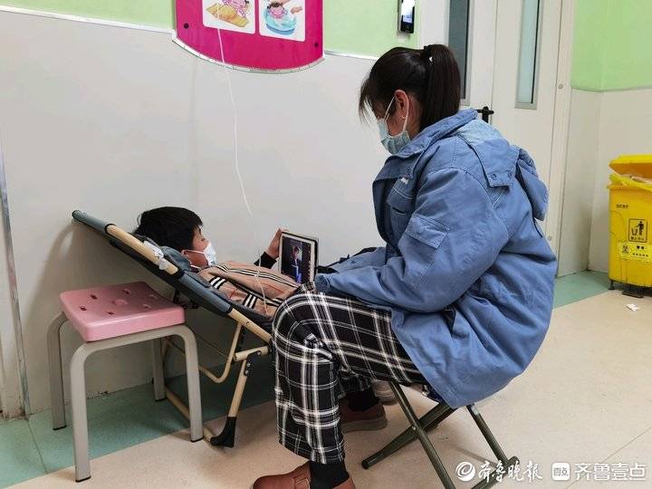 “露营车”扎堆儿科急诊室！医院日接诊量破千，有家长请年假陪诊3