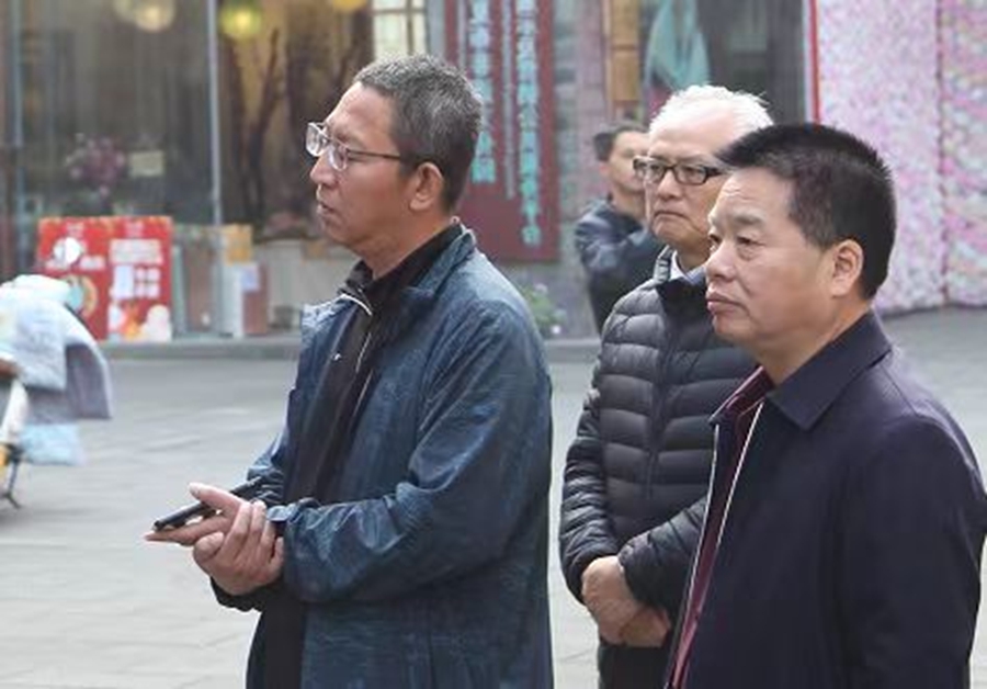 邓启才（右一）陪同采访。华龙网记者 曹建 摄