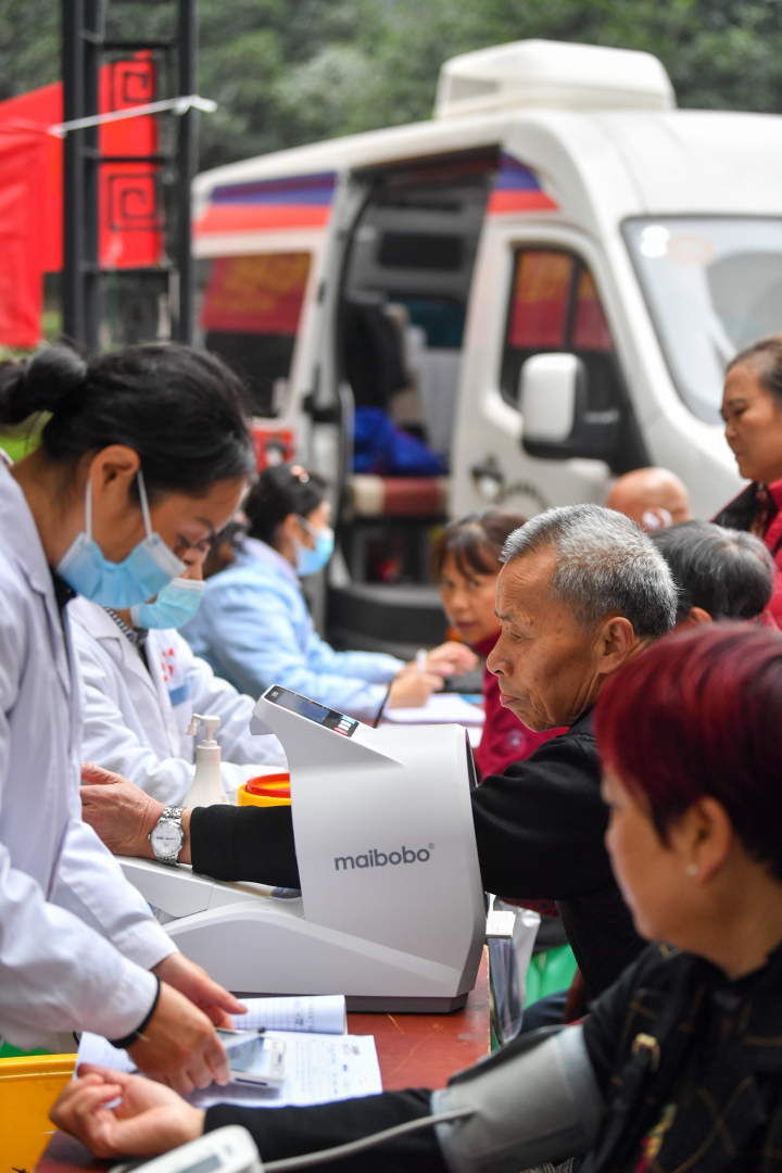 移动体检车开进了恒鑫名城小区，居民自觉排队体检。