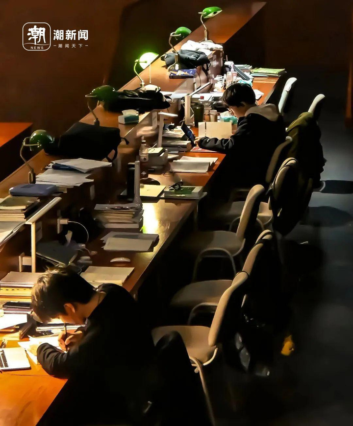 考研还是就业？大学同学三年后在招聘会相见，一个投简历一个收简历5