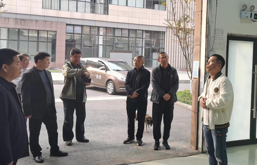 黄勇（右一）介绍公司在荣昌发展的情况。华龙网记者 曹建 摄