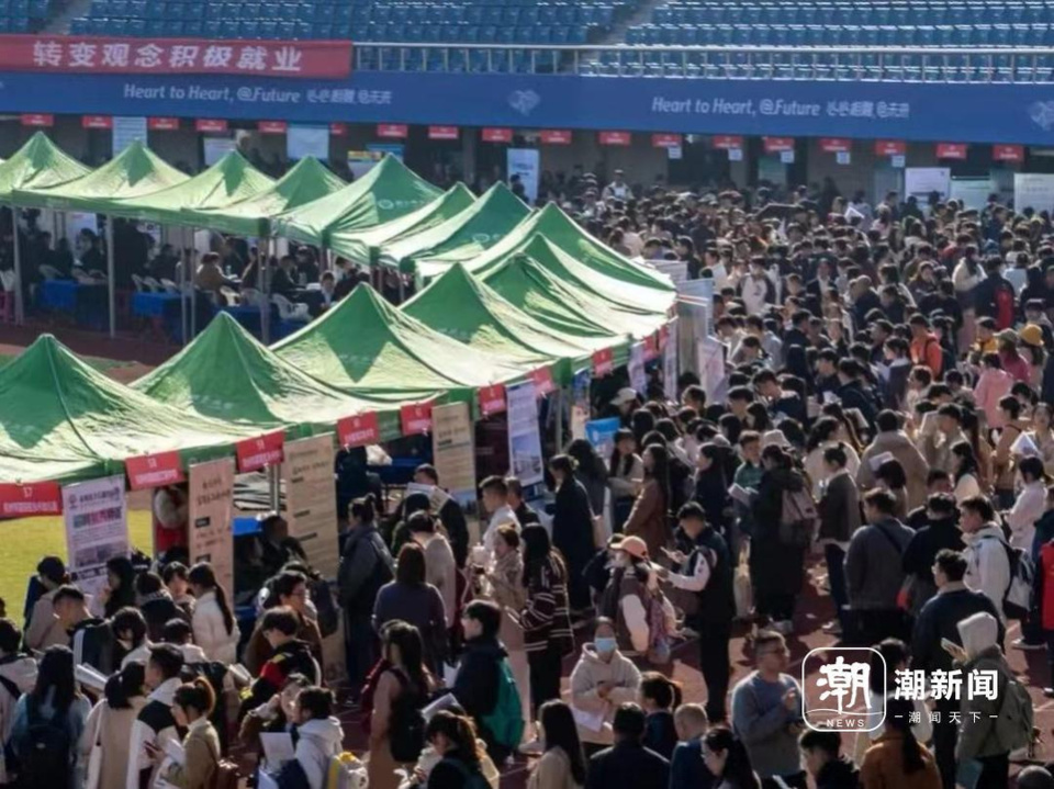 考研还是就业？大学同学三年后在招聘会相见，一个投简历一个收简历1