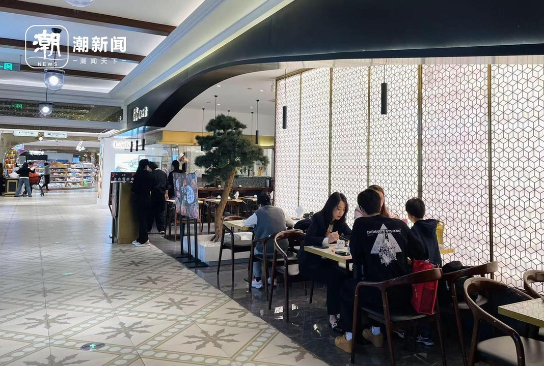 追求随意、自由和性价比？“年轻人逛商场只去B1B2”冲上热搜6