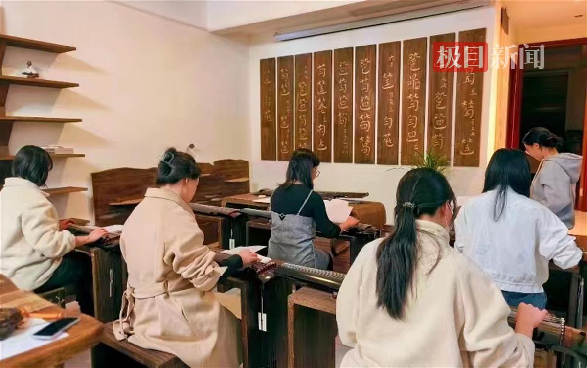 夜校火出圈背后：顶级“e人”报班摆脱孤独，有人借机收获优质客户1