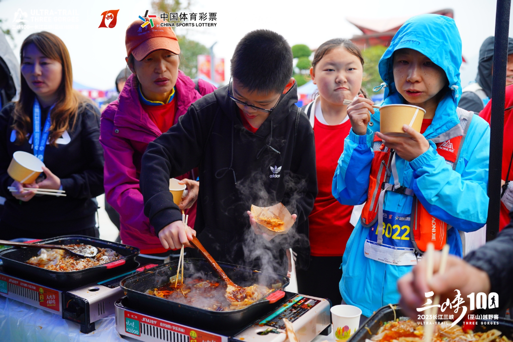 现场补给站提供的巫山烤鱼。主办方供图