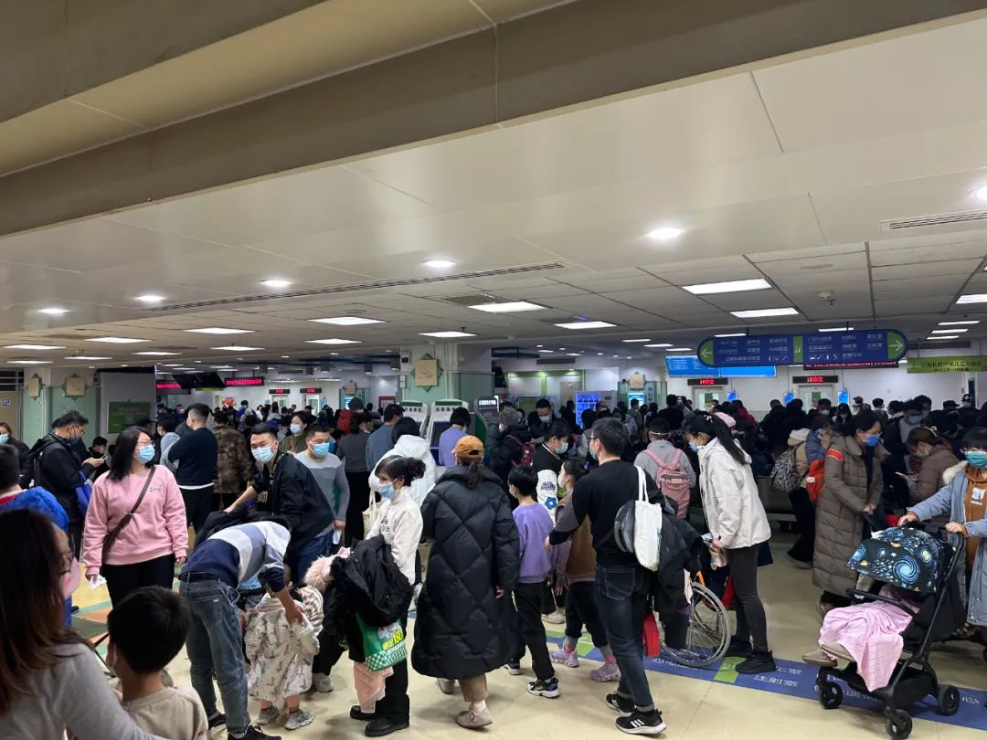 儿童医院排号1000开外，等待七八小时，更可怕的是盲目恐慌1
