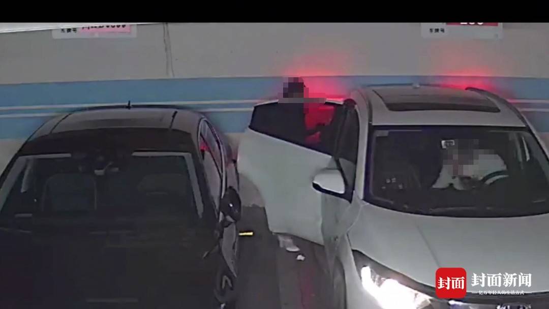 小伙轿车3个月内遭遇8次“开门杀”，车门屡被刮花 “都是邻居”成推脱词2