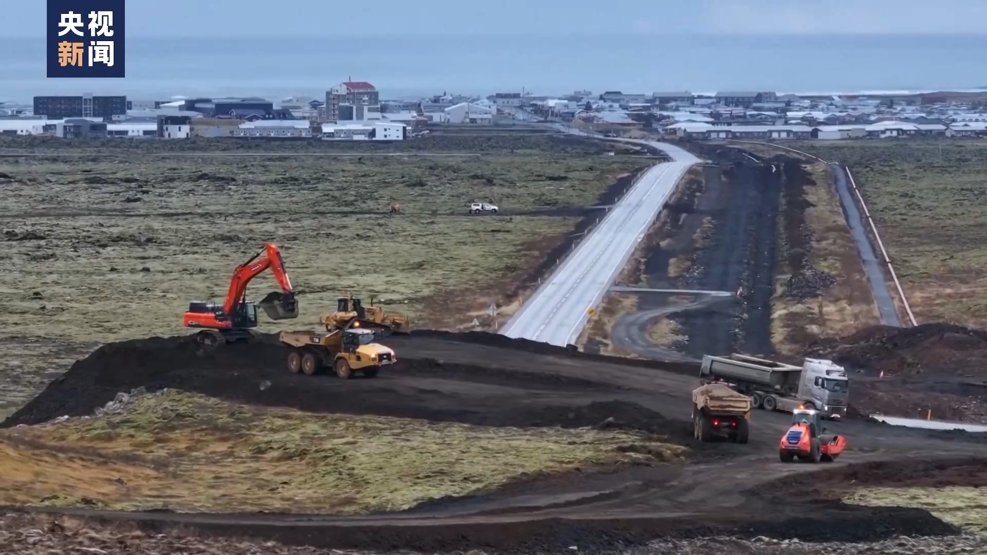 冰岛火山喷发危险难料 居民有家难回7