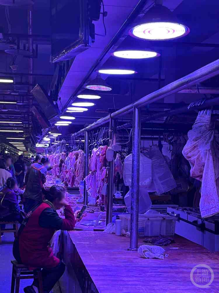 生鲜灯禁用令将至 重庆农贸市场内仍有摊主使用2