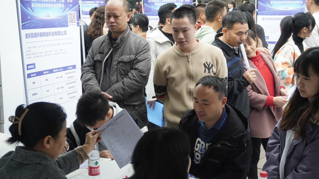 求职者正在和用人单位沟通。主办方 供图