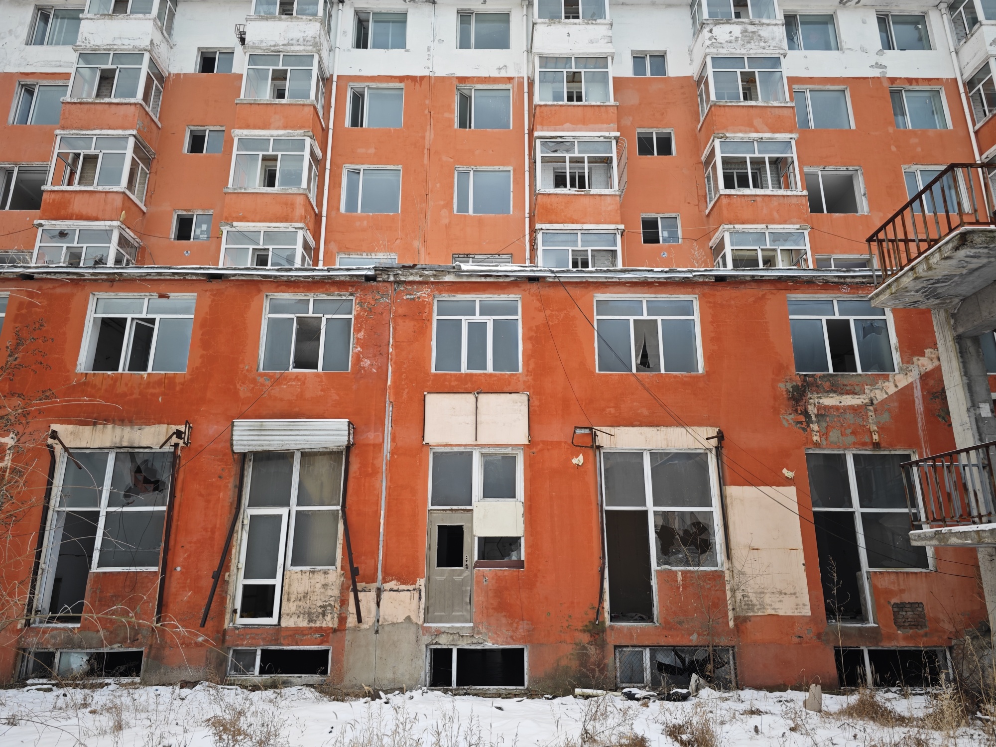 黑龙江一棚改小区建成9年即成危楼：上亿资金未见效，居民难领安置费1