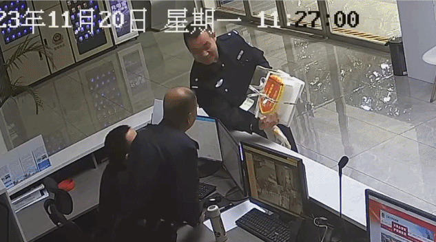 “长得超帅，追款还快！”这些花式锦旗火了 主打一个真诚2